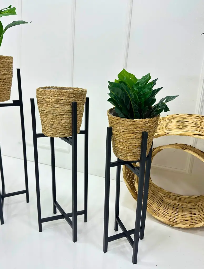 set de macetas en mimbre soporte metalico REF (1).webp