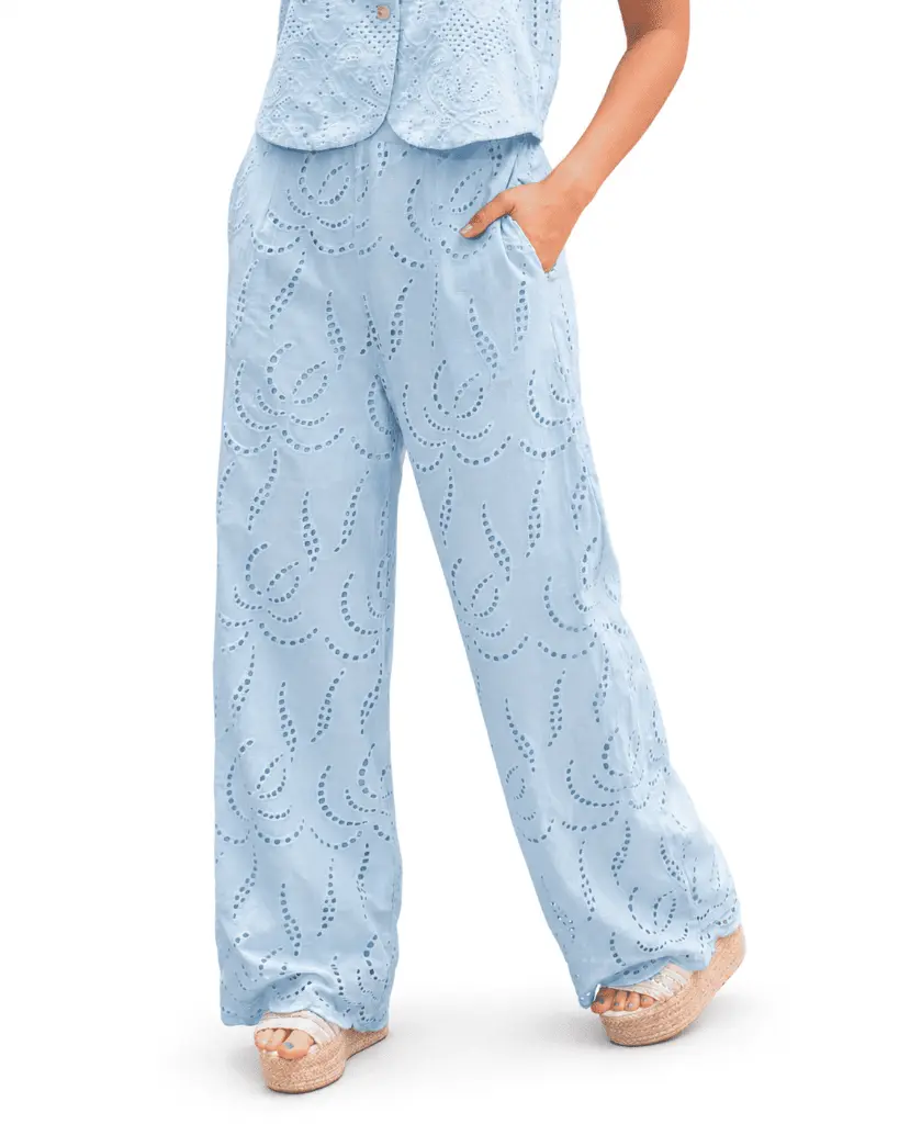 Conjunto azul bordado con alpargatas.webp