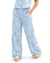 Conjunto azul bordado con alpargatas.webp