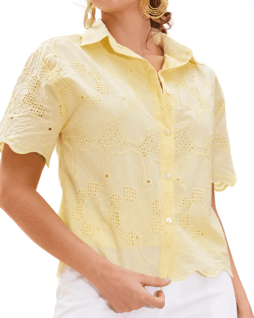 Blusa amarilla de bordado inglés y aros dorados.webp