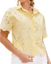 Blusa amarilla de bordado inglés y aros dorados.webp