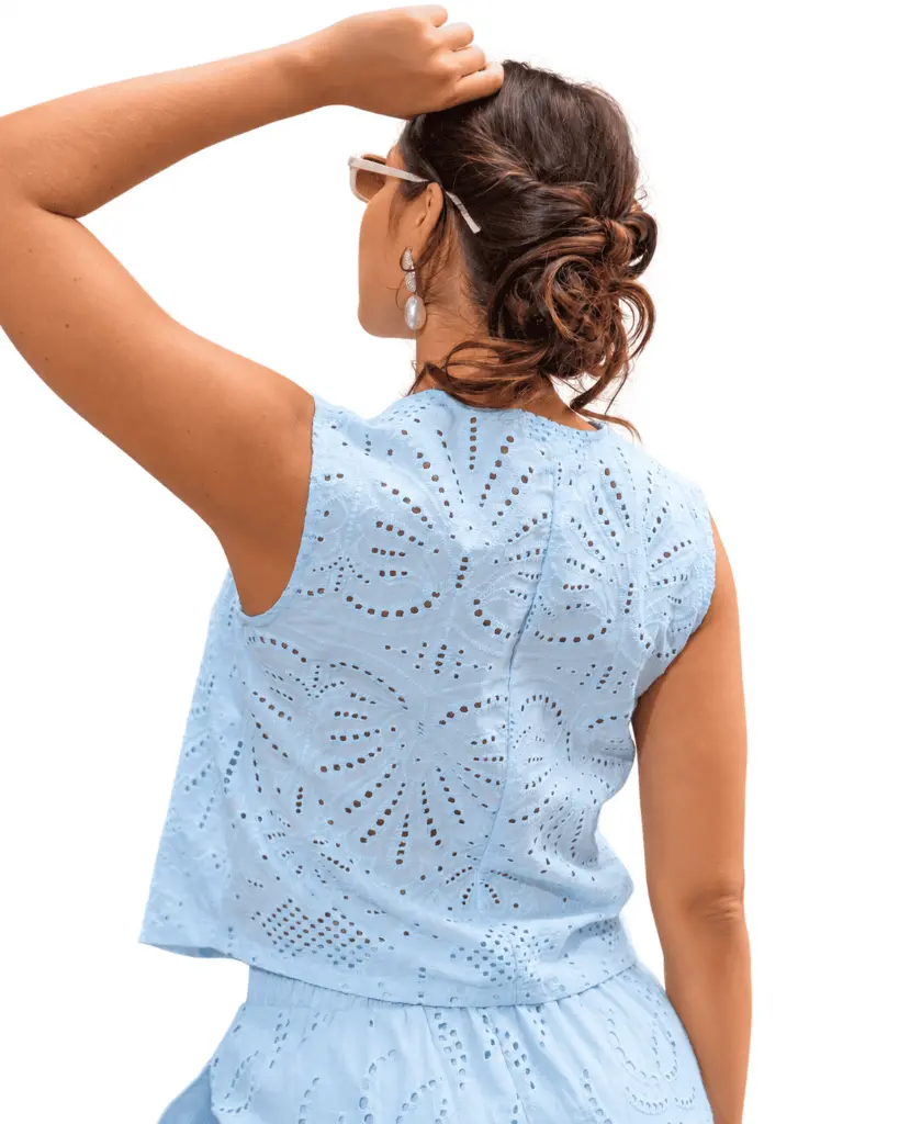Elegancia veraniega en azul pastel.webp