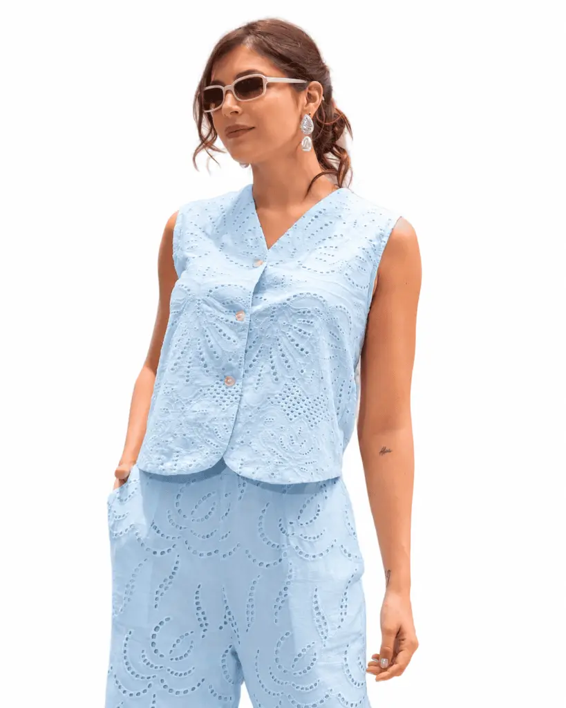 Elegancia azul cielo en estudio.webp