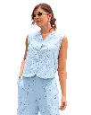 Elegancia azul cielo en estudio.webp
