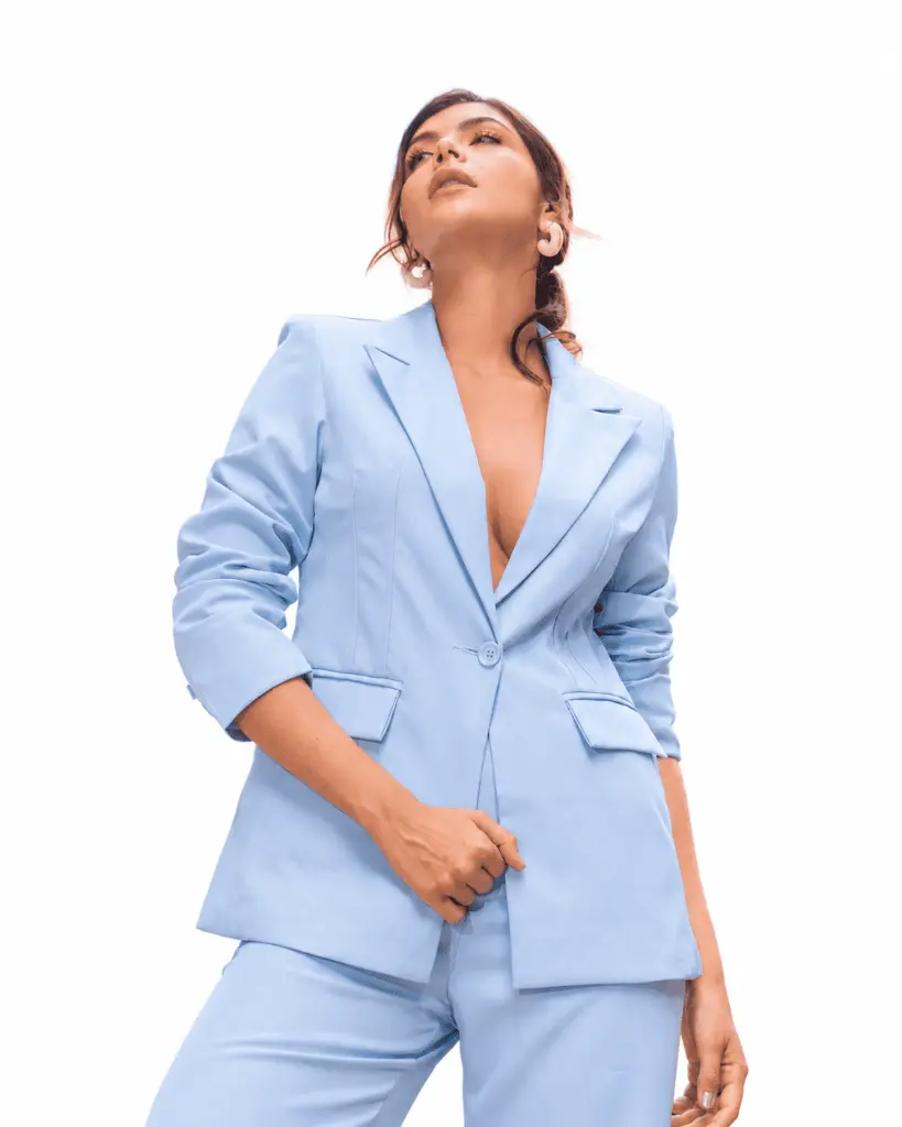 Retrato editorial en traje azul pastel.webp