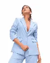 Retrato editorial en traje azul pastel.webp