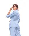 Retrato de moda en traje azul pastel.webp