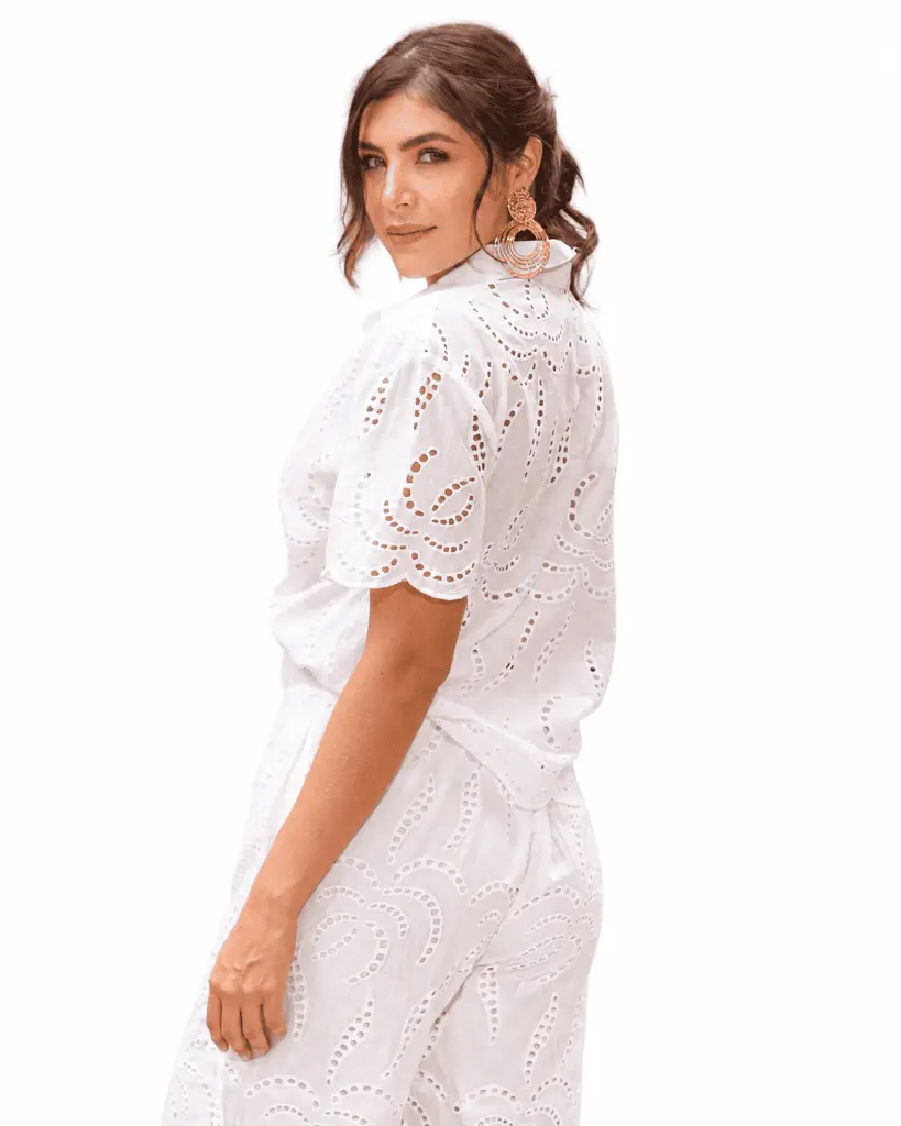 Retrato de moda con conjunto blanco de encaje.webp