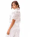 Retrato de moda con conjunto blanco de encaje.webp