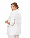 Retrato elegante en blanco minimalista.webp