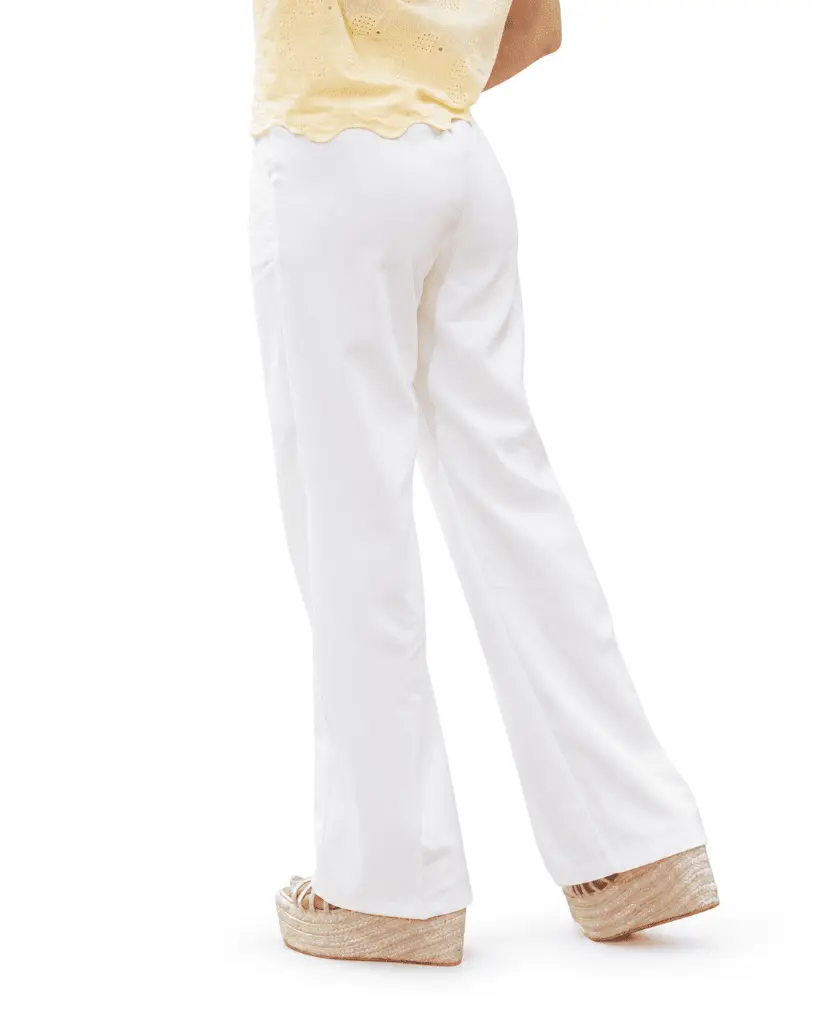 Moda veraniega con blusa amarilla y cuñas de esparto.webp