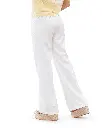 Moda veraniega con blusa amarilla y cuñas de esparto.webp