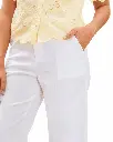 Blusa amarilla y pantalón blanco.webp