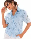 Retrato de moda en azul cielo y blanco.webp