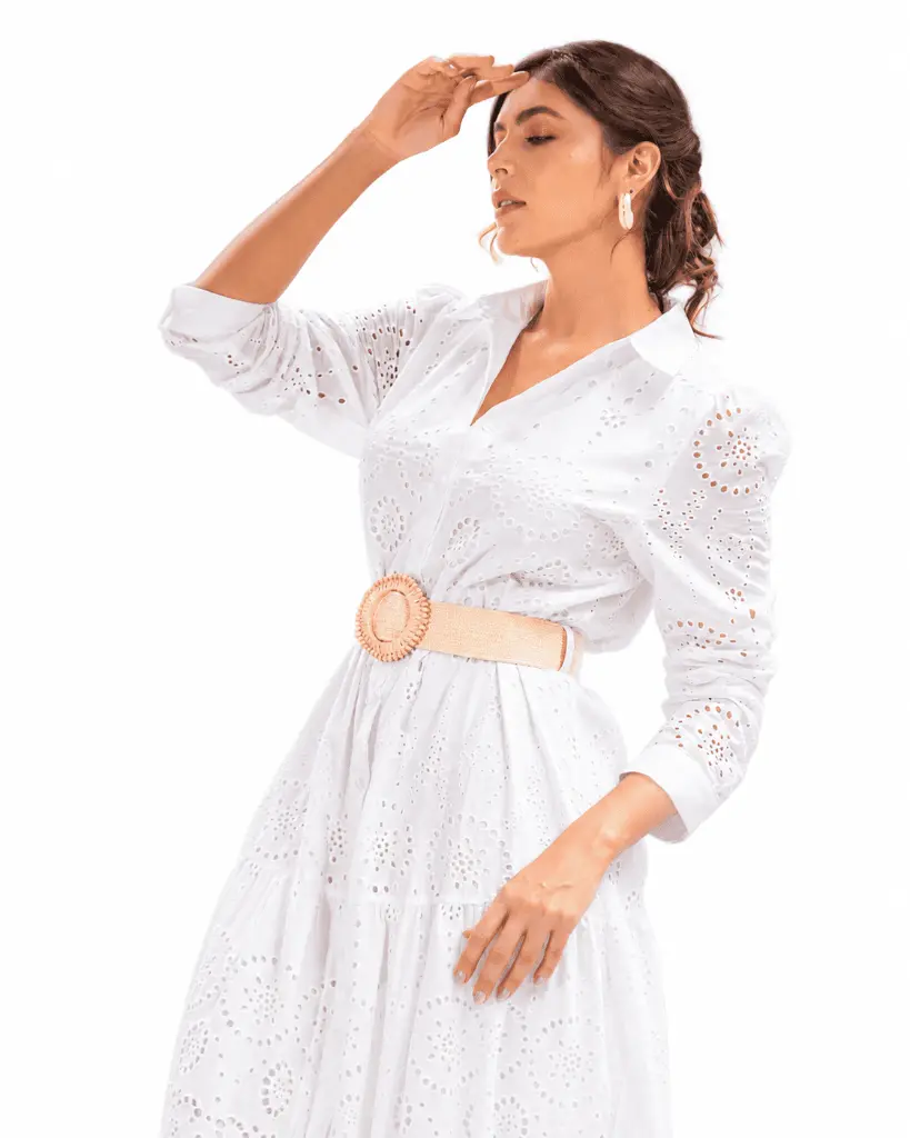 Retrato editorial con vestido blanco de encaje.webp