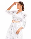 Retrato editorial con vestido blanco de encaje.webp