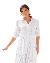 Retrato de moda en blanco impoluto.webp