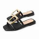 Sandalias negras Anara con hebillas doradas.webp