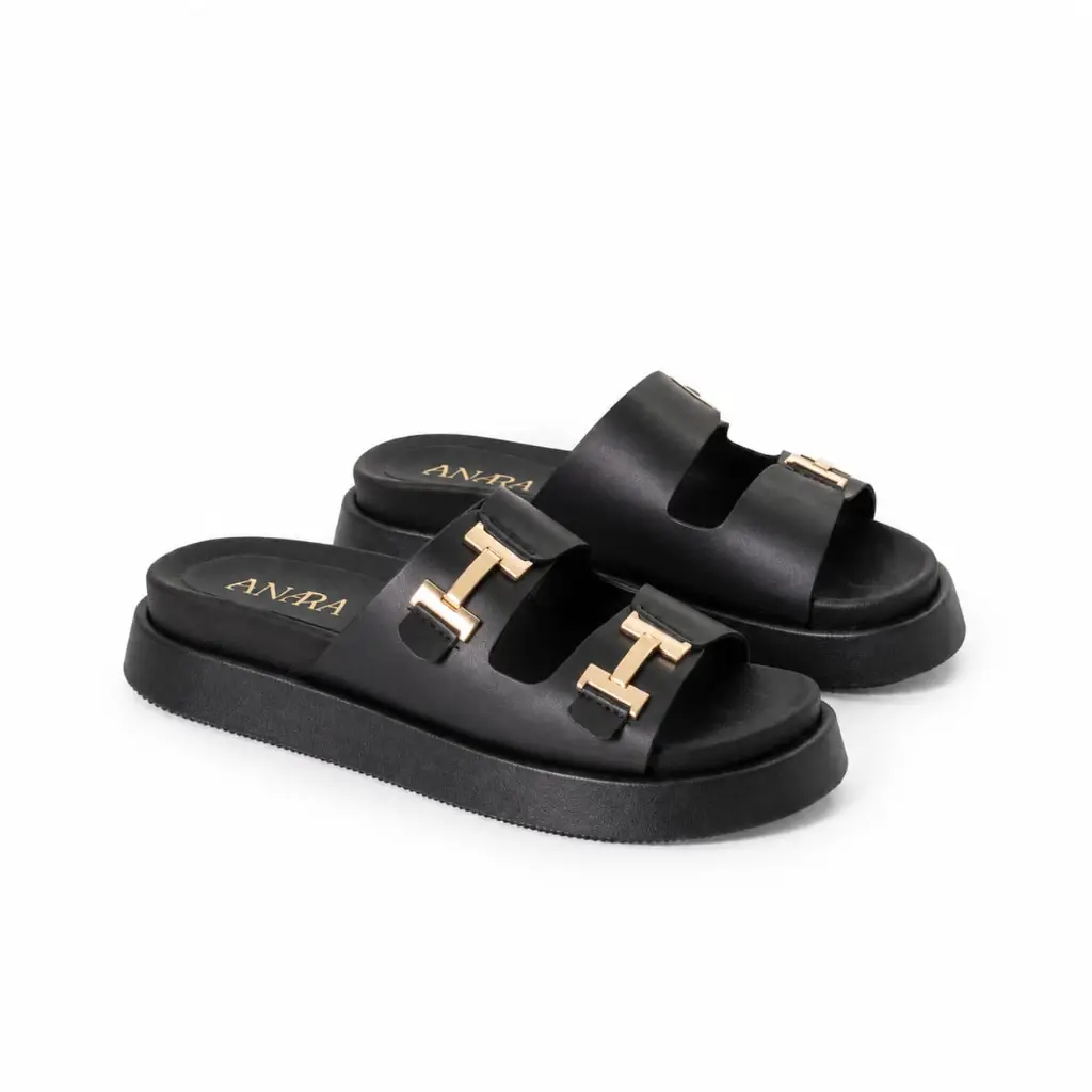 Sandalias Negras ANARA con Herrajes Dorados.webp