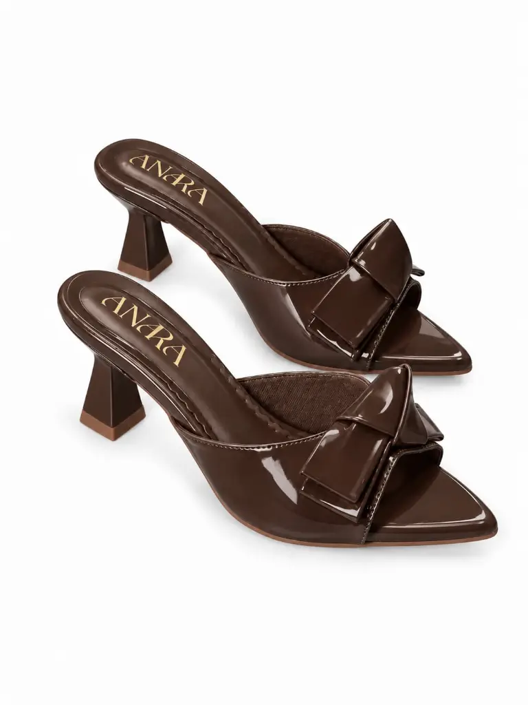 Mules de charol marrón con lazo ANARA.webp