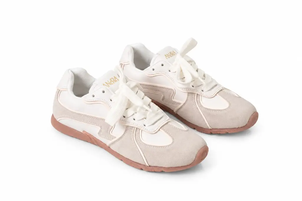 Zapatillas Anara en tonos pastel.webp