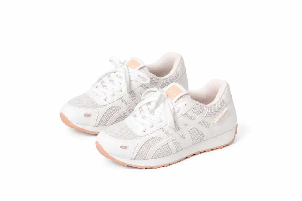 Zapatillas blancas ANARA con detalles durazno.webp