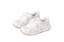 Zapatillas blancas ANARA con detalles durazno.webp