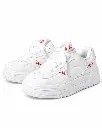 Zapatillas blancas con detalles rojos.webp