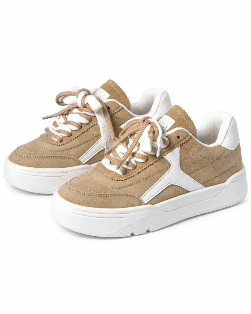 Zapatillas beige con suela blanca chunky.webp