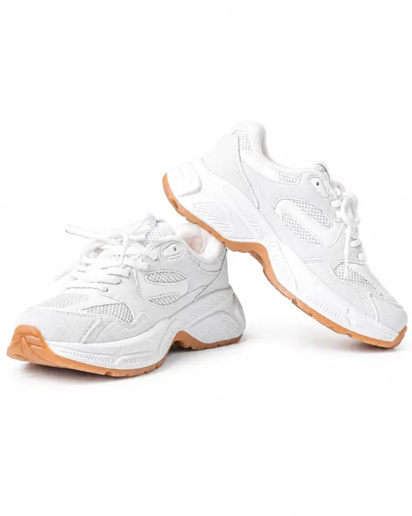 Zapatillas blancas chunky sobre fondo blanco.webp