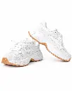 Zapatillas blancas chunky sobre fondo blanco.webp