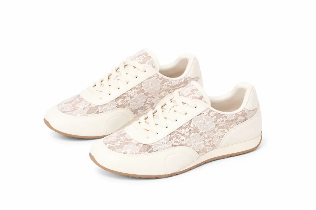 Zapatillas crema con detalles de encaje.webp