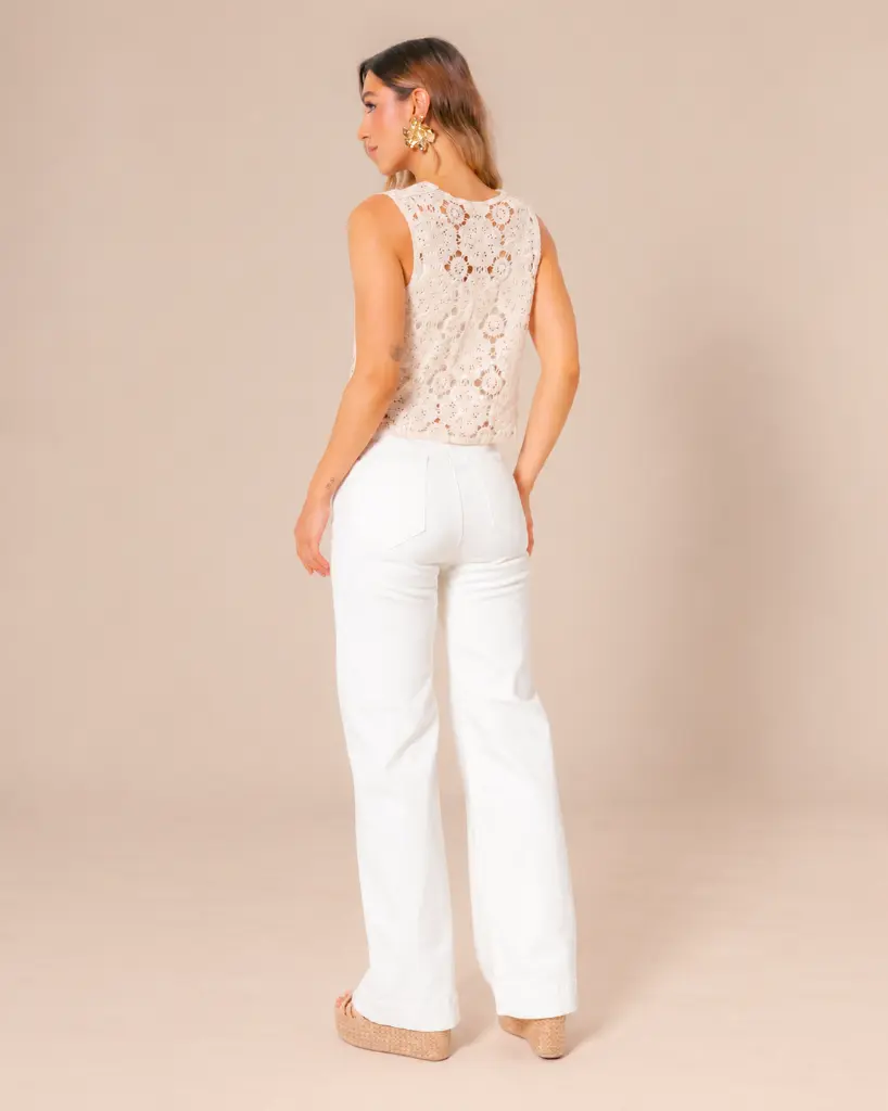 Retrato de moda con crochet y dorado.webp