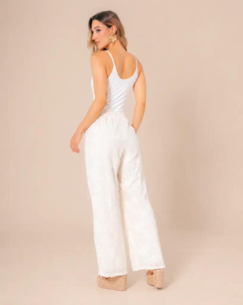 Elegancia en beige y blanco.webp