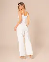 Elegancia en beige y blanco.webp