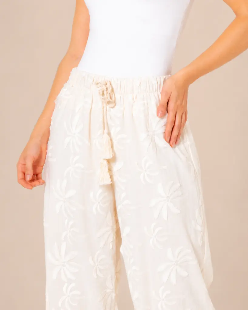 Pantalón marfil bordado en estudio.webp