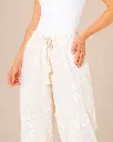 Pantalón marfil bordado en estudio.webp