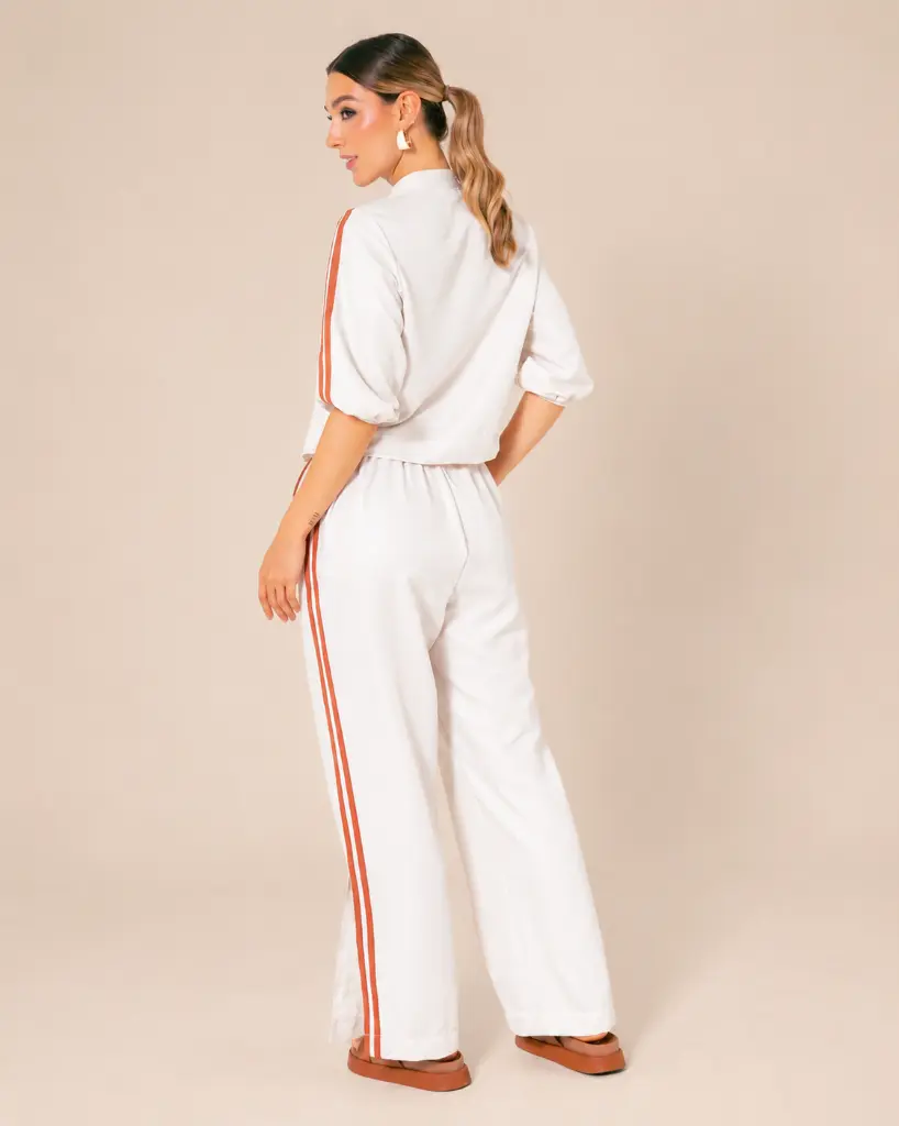 Modelo en conjunto deportivo crema con rayas terracota (1).webp