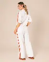 Modelo en conjunto deportivo crema con rayas terracota (1).webp