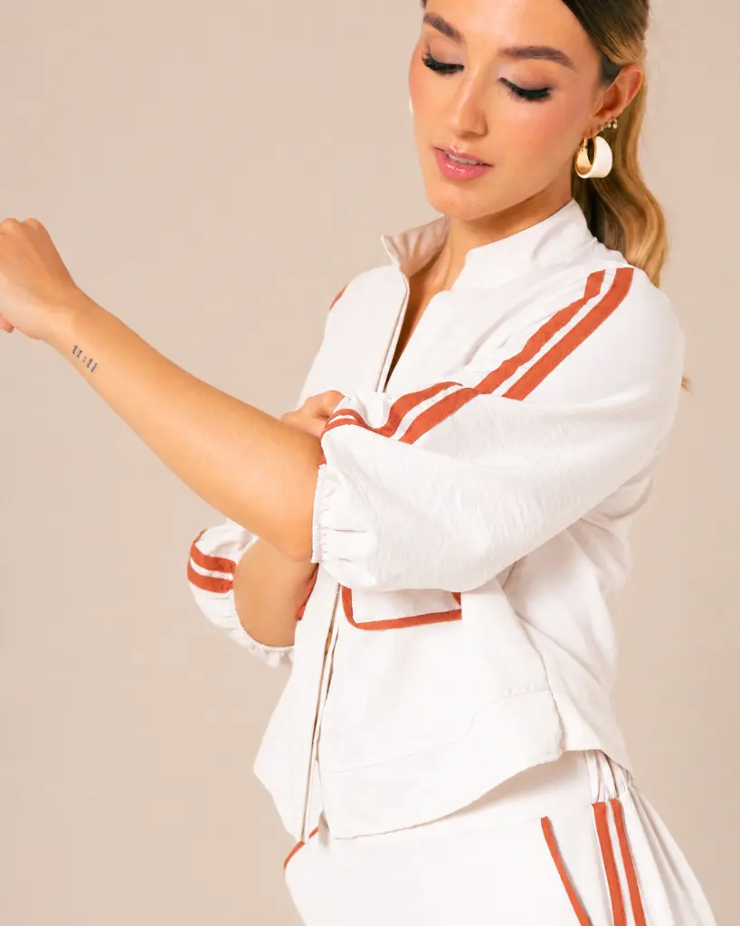 Retrato editorial con rayas terracota.webp