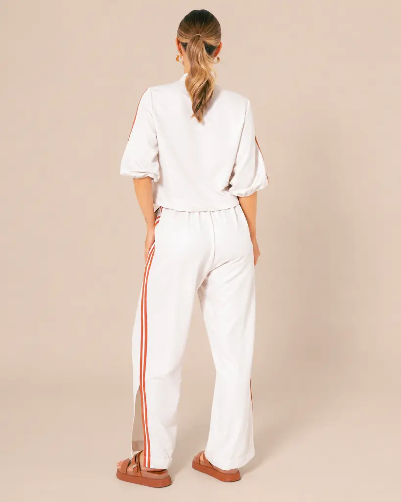 Moda deportiva en estudio beige.webp
