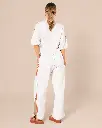 Moda deportiva en estudio beige.webp