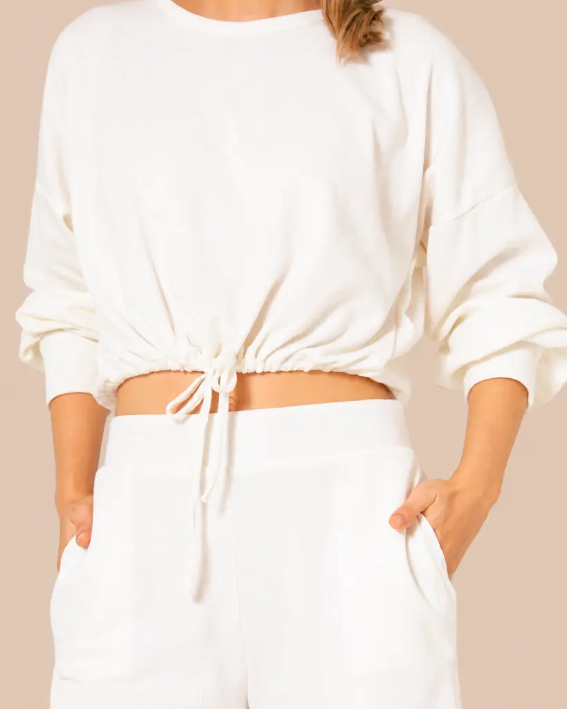 Conjunto de loungewear blanco en estudio.webp