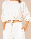 Conjunto de loungewear blanco en estudio.webp