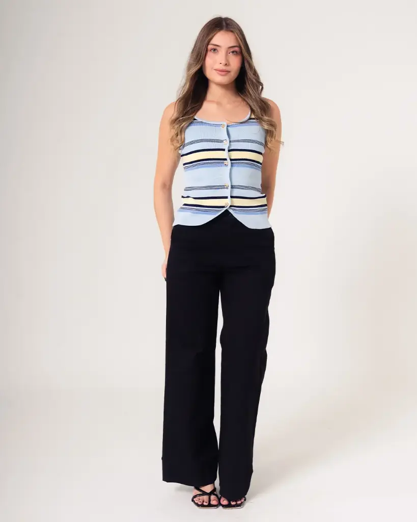 Pantalón corte ancho en bota.