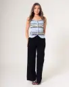 Pantalón corte ancho en bota.