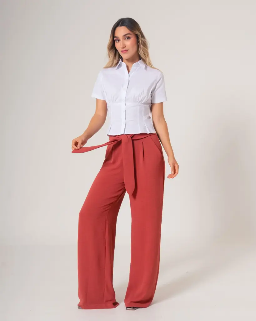 Pantalon tiro alto/banda cintura.