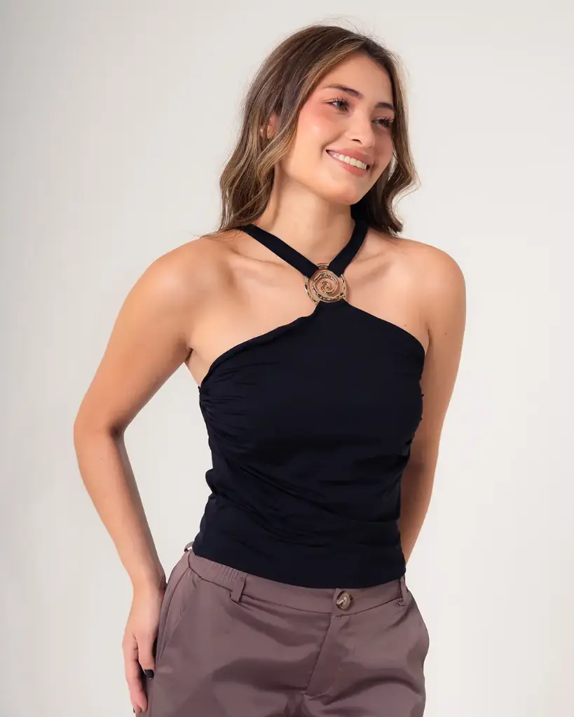 Blusa tiras delgadas y detalle decorativo dorado al centro negro (S11457)