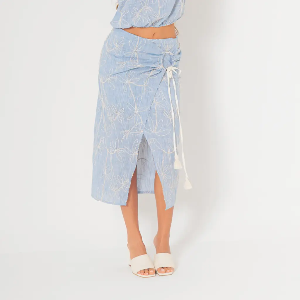 Falda midi con cruce frontal  azul claro (4254222)