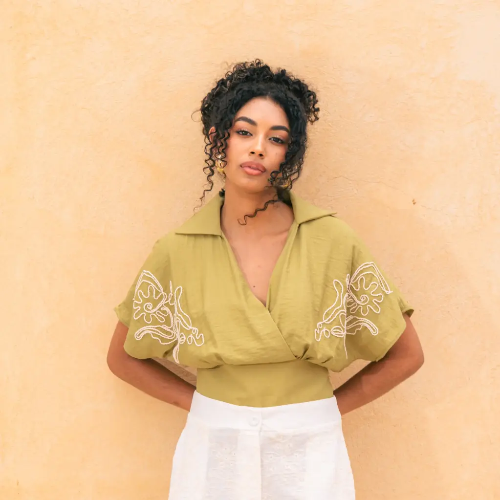 Blusa Cruzada con Detalles Bordados verde pistacho (4254219)